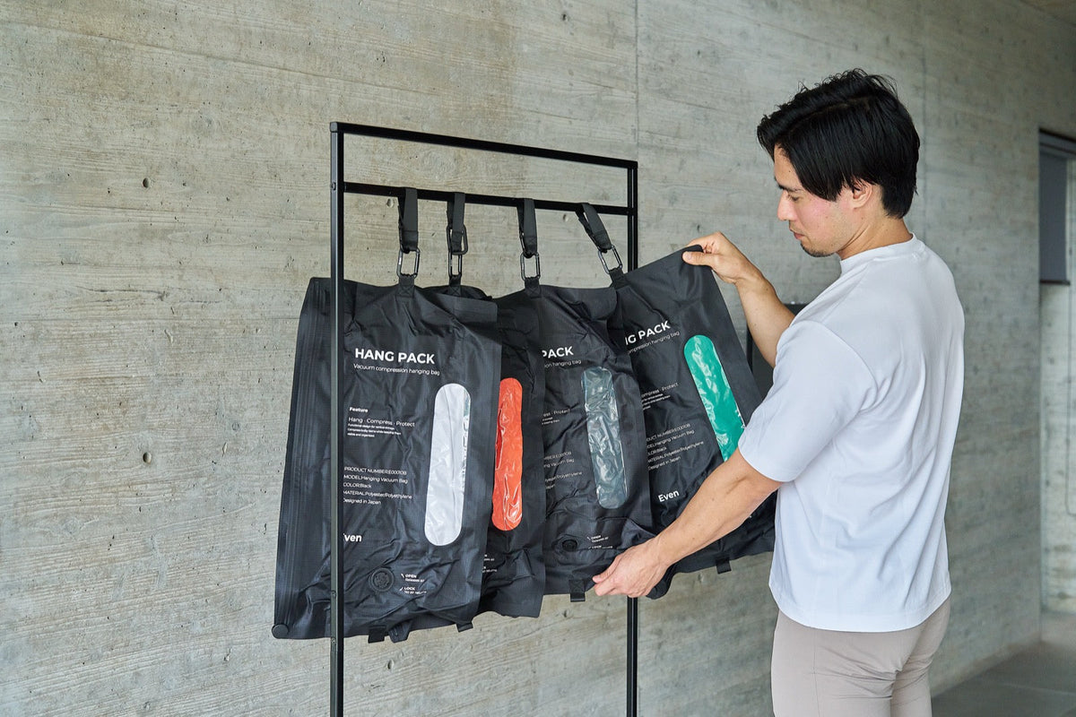 HANG PACK mini を吊るして収納している様子
